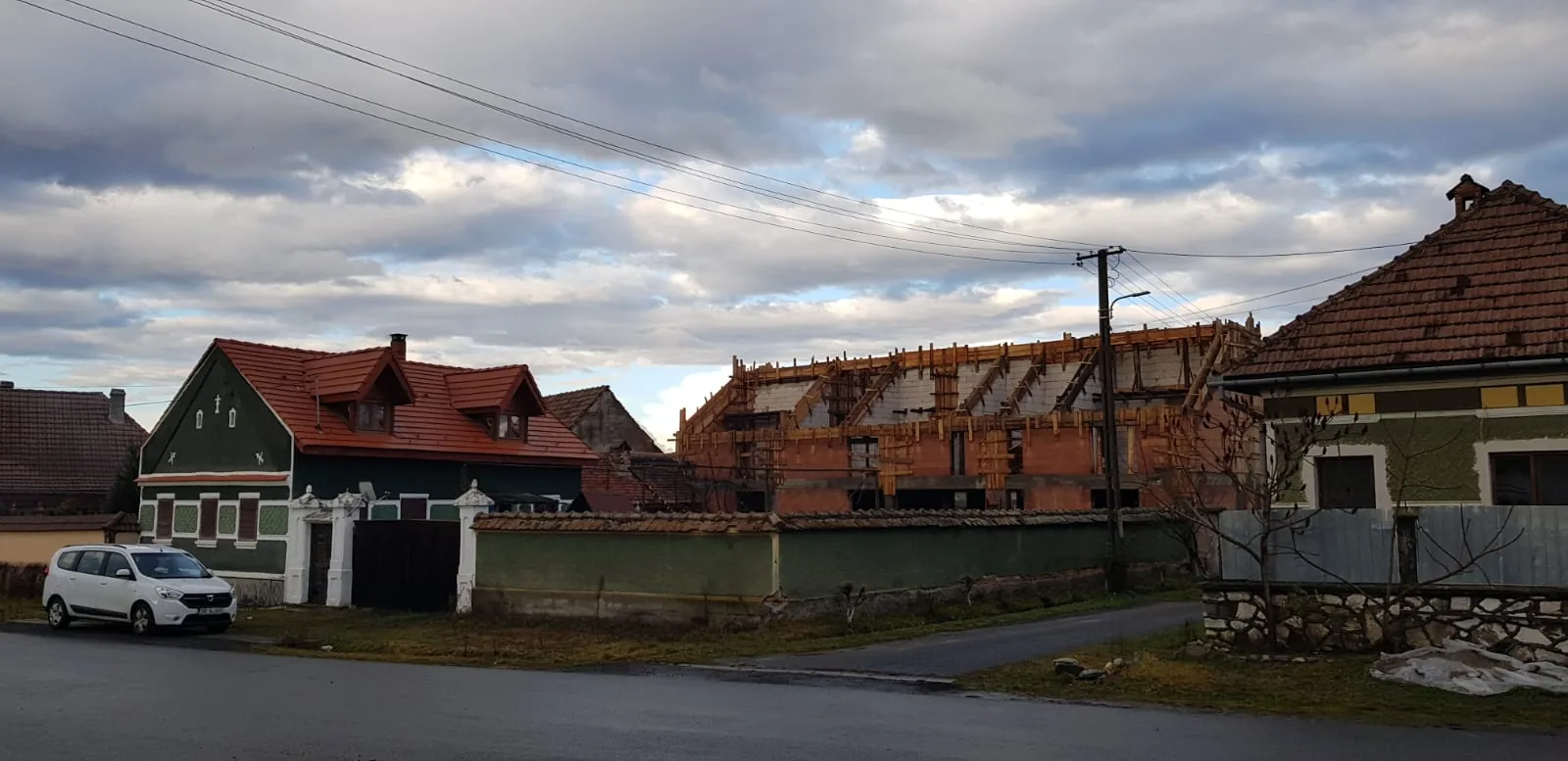 Casa rustică finalizată cu Șura Nouă în construcție